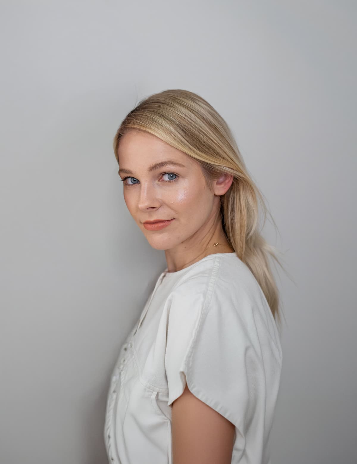 Plavovlasa — makeup artistka